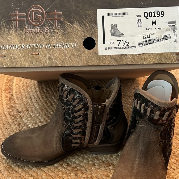 Circle G by Corral Taupe Leopard Metallic Booties, Size 7.5 NIB - Picture 3 of 9